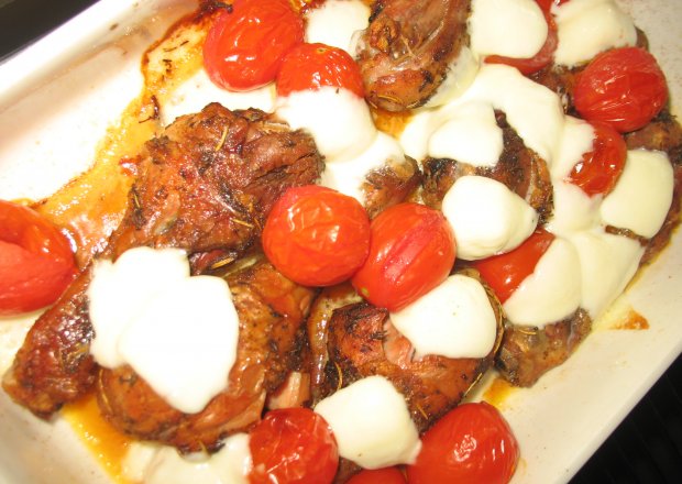 Fotografia przedstawiająca Udka kurczaka z serem mozzarella i pomidorami