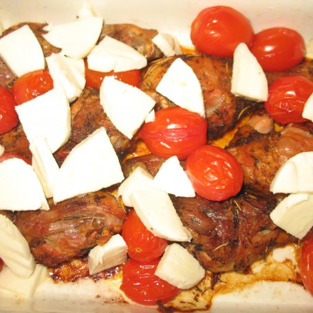 Krok 4 - Udka kurczaka z serem mozzarella i pomidorami foto