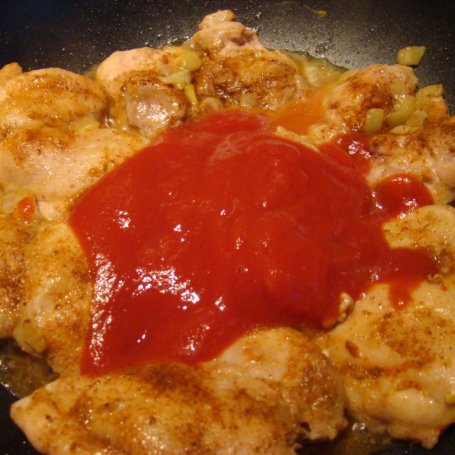 Krok 4 - Udka kurczęce w sosie pomidorowo - paprykowym z koperkiem foto