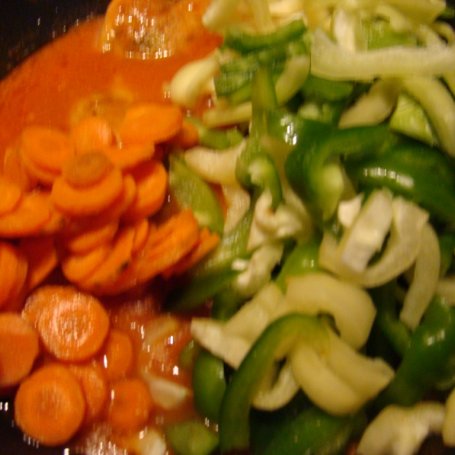 Krok 5 - Udka kurczęce w sosie pomidorowo - paprykowym z koperkiem foto