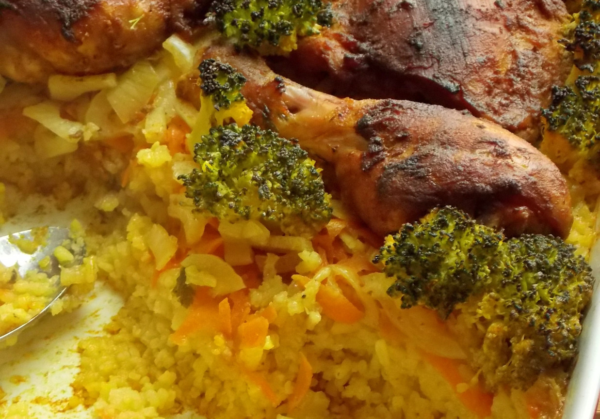 Udka na żółtym ryżu z warzywami foto