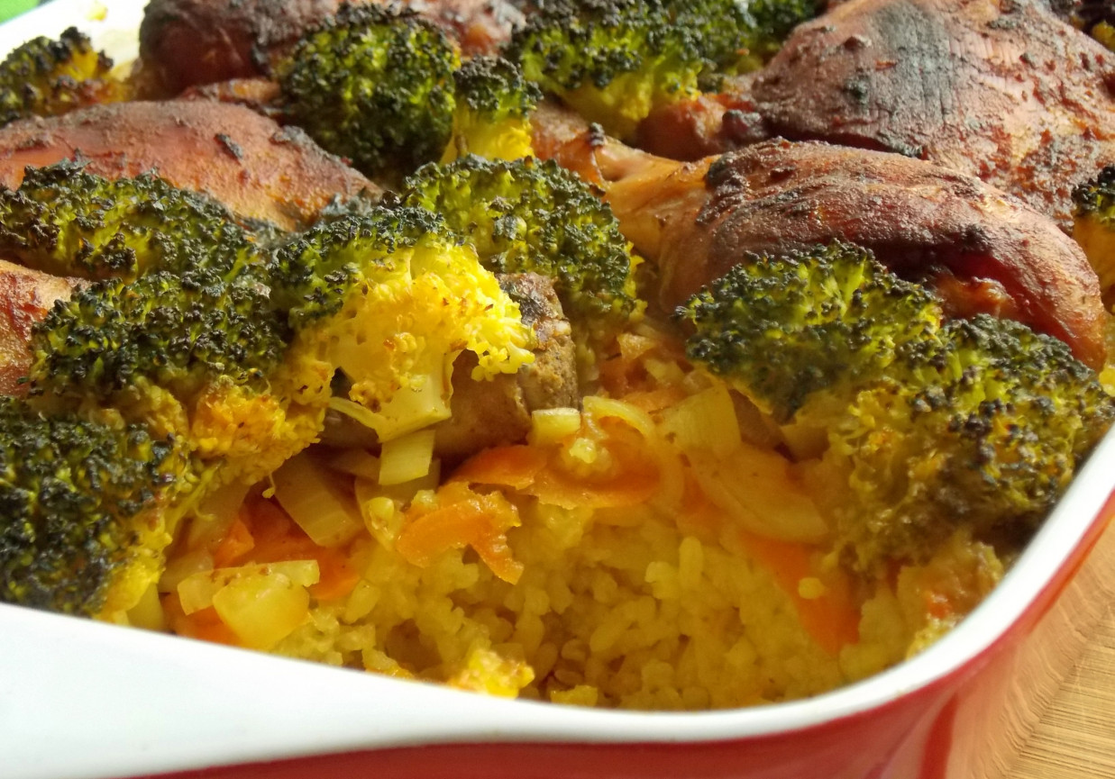 Udka na żółtym ryżu z warzywami foto