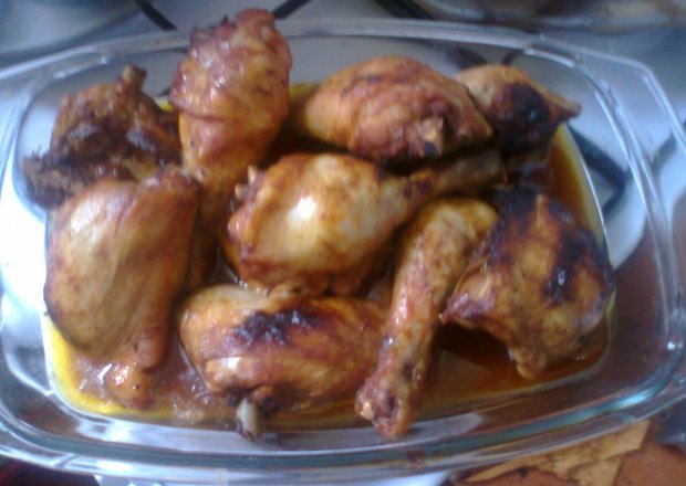 Fotografia przedstawiająca udka pieczone z kurczaka soczyste z miodem