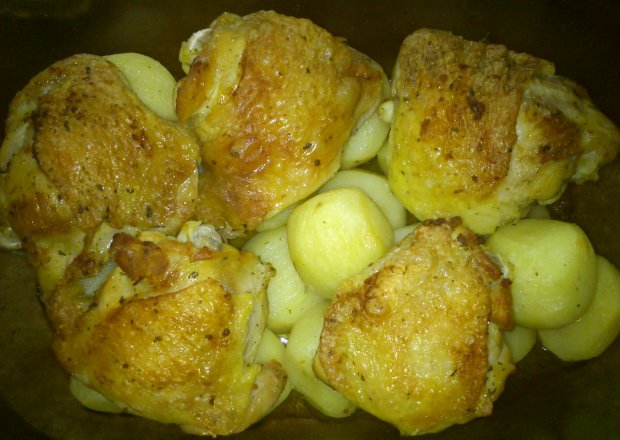 Fotografia przedstawiająca Udka pieczone z ziemniakami na gęsim smalcu