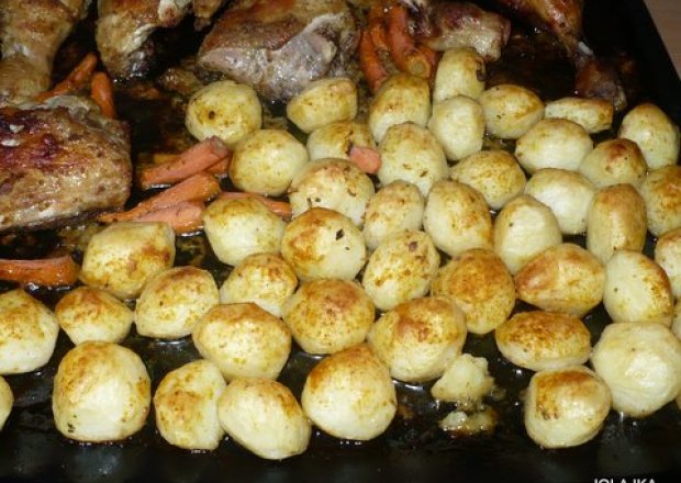 Fotografia przedstawiająca Udka pieczone z ziemniakami