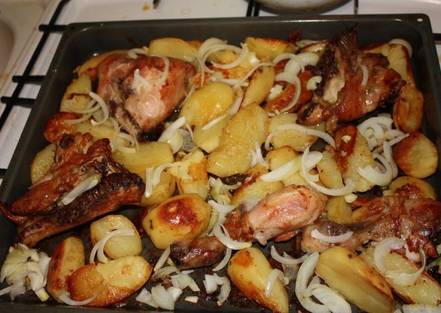 Fotografia przedstawiająca Udka pieczone z ziemniakami