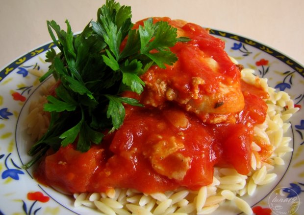 Fotografia przedstawiająca Udka w korzennym sosie pomidorowym