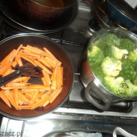 Krok 2 - udka w marynacie pikantnej z ziemniaczkami, brokułem i marcheweczką foto