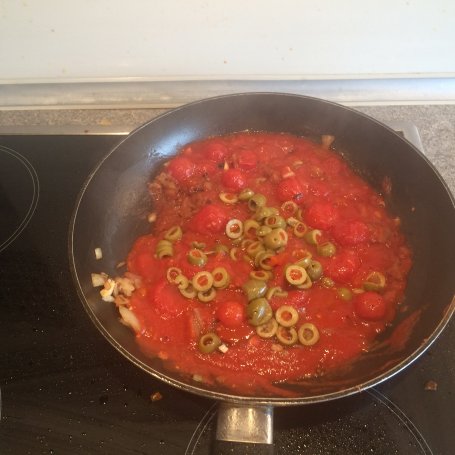 Krok 2 - Udka w pomidorach i oliwkach foto