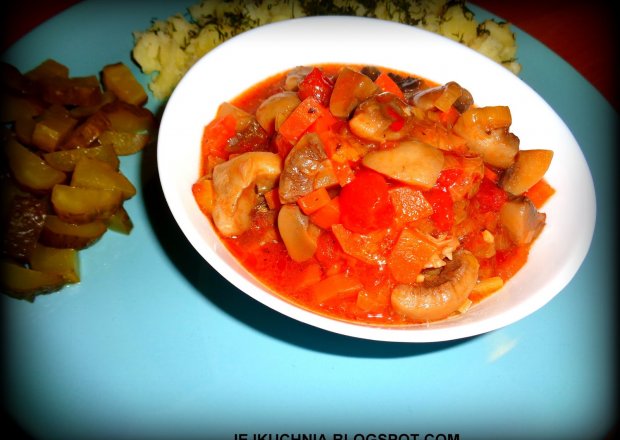 Fotografia przedstawiająca Udka w warzywnym sosie pomidorowym