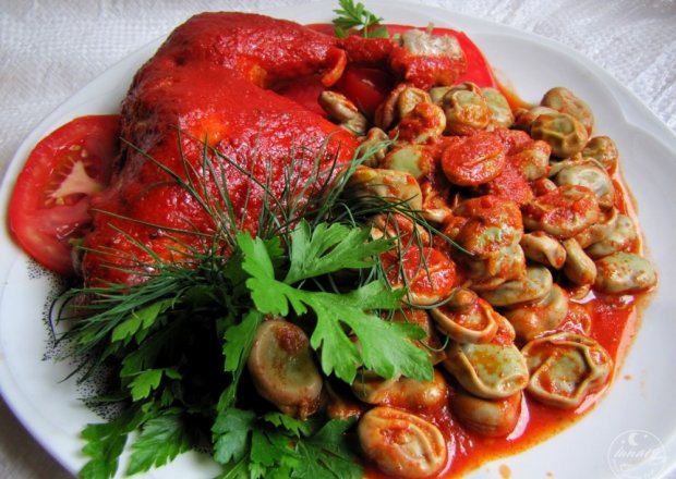 Fotografia przedstawiająca Udka z bobem w pikantnym sosie pomidorowym
