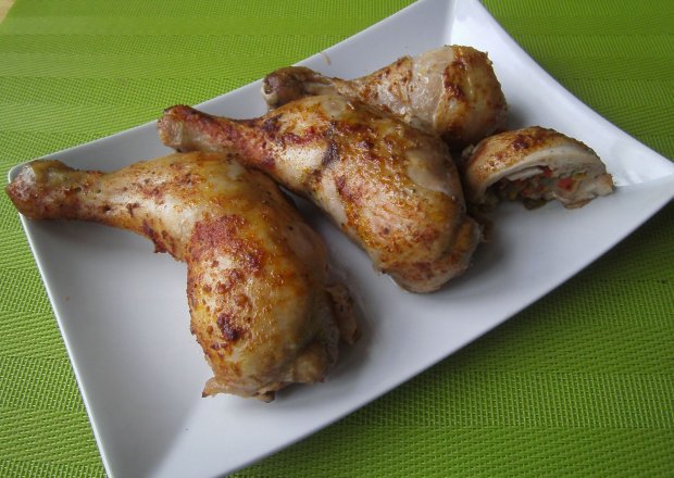 Fotografia przedstawiająca Udka z kurczaka faszerowane papryką
