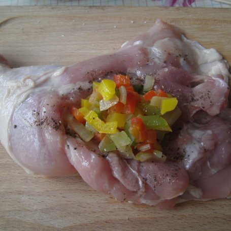 Krok 4 - Udka z kurczaka faszerowane papryką foto