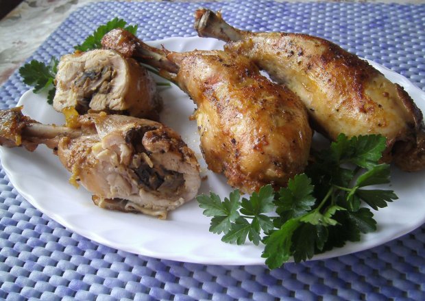 Fotografia przedstawiająca Udka z kurczaka faszerowane pieczarkami