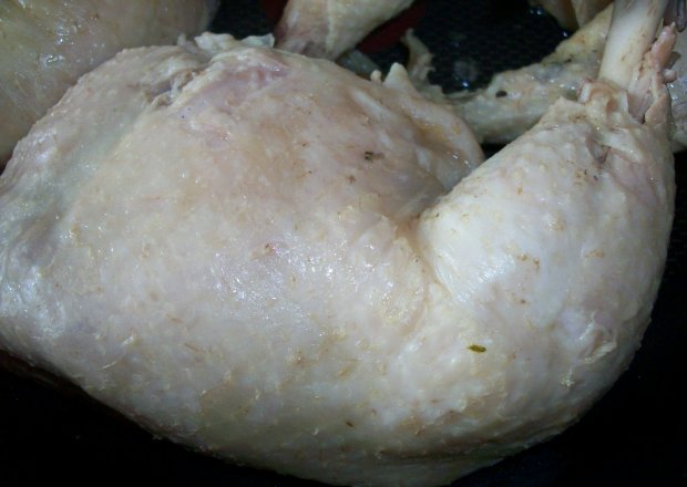 Fotografia przedstawiająca udka z kurczaka gotowane