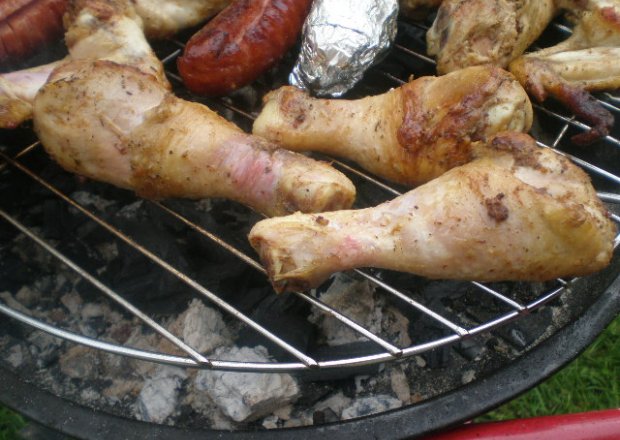 Fotografia przedstawiająca Udka z kurczaka grillowane