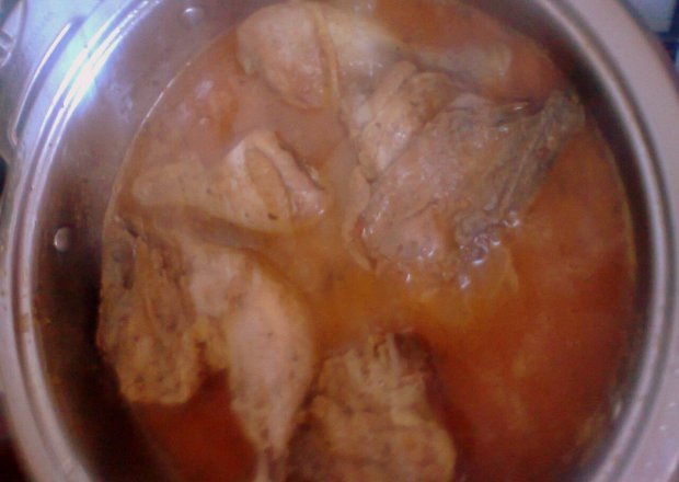 Fotografia przedstawiająca Udka z kurczaka marynowane z przyprawą Smak Lata ( z hiszpańskim pomidorami i węgierską papryką) ...