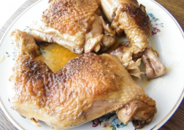Fotografia przedstawiająca udka z kurczaka  pieczone na szybko
