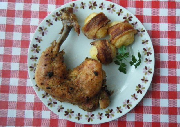 Fotografia przedstawiająca Udka z kurczaka pieczone w przyprawach