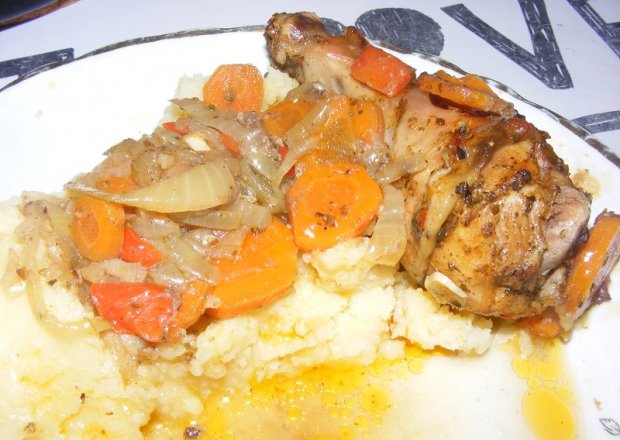 Fotografia przedstawiająca Udka z kurczaka pieczone z warzywami