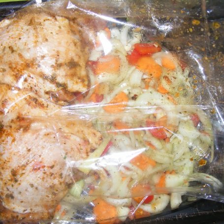 Krok 3 - Udka z kurczaka pieczone z warzywami foto