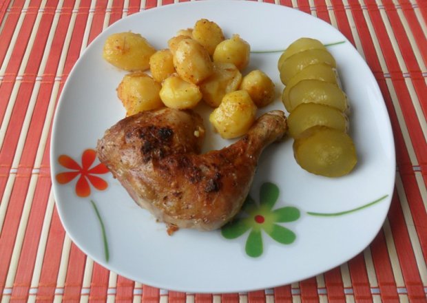 Fotografia przedstawiająca Udka z kurczaka pieczone z ziemniakami