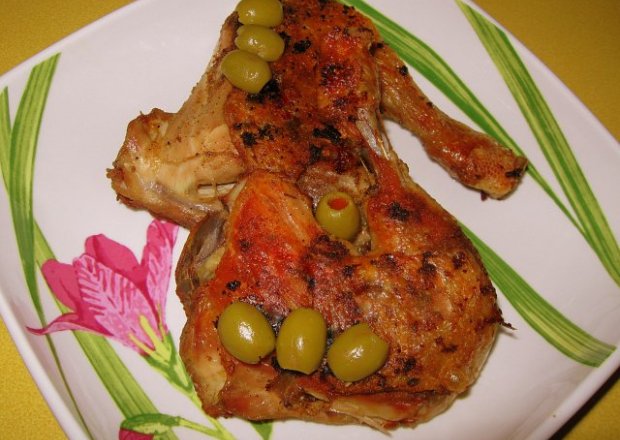 Fotografia przedstawiająca Udka z kurczaka przyprawiane podskórnie