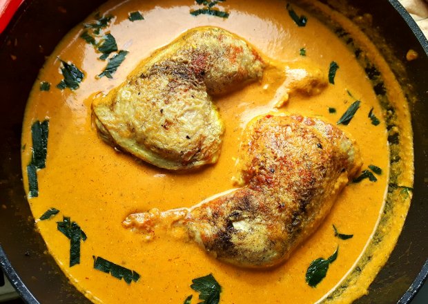 Fotografia przedstawiająca Udka z kurczaka w sosie curry z pomidorami