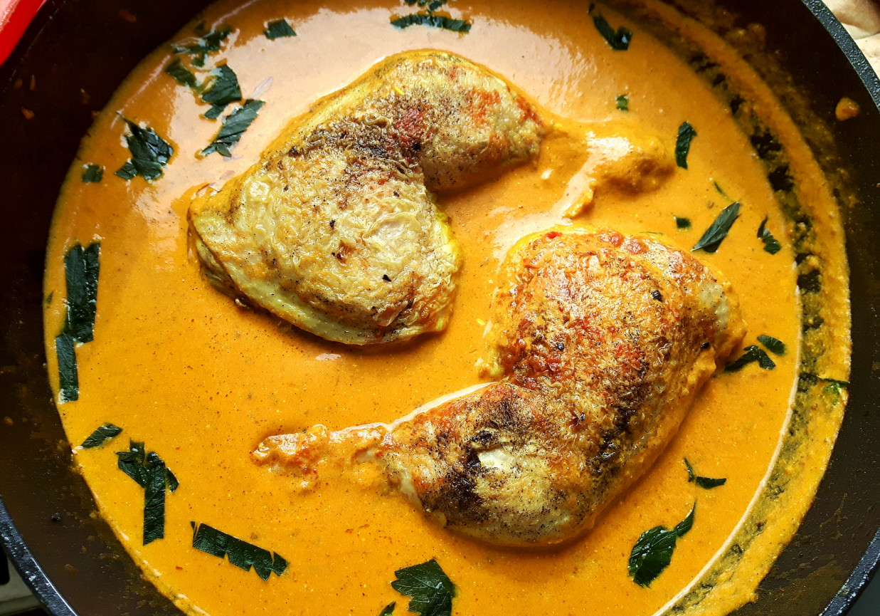Udka z kurczaka w sosie curry z pomidorami foto