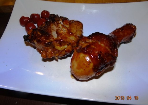 Fotografia przedstawiająca udka z kurczaka w wiśniach