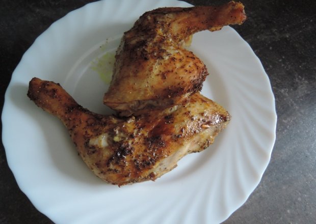 Fotografia przedstawiająca Udka z kurczaka z grilla na ostro