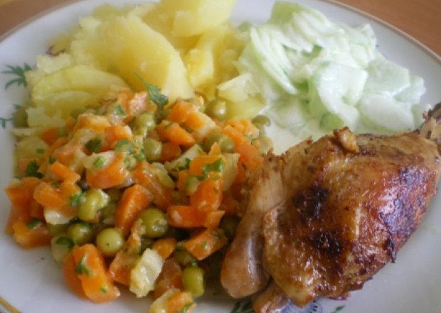 Fotografia przedstawiająca Udka z kurczaka z mizerią, gotowanymi warzywami i ziemniakami