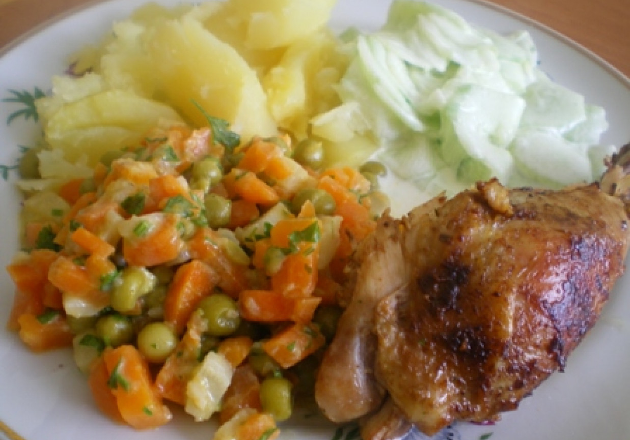 Udka z kurczaka z mizerią, gotowanymi warzywami i ziemniakami foto