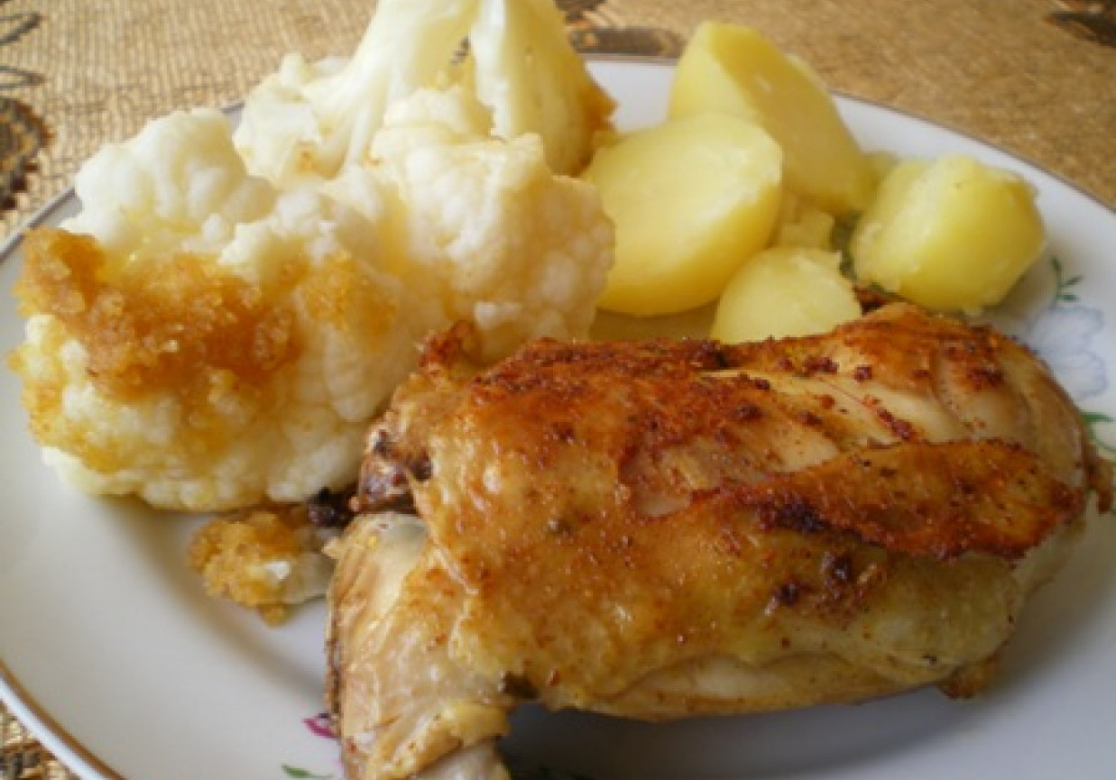 Udka z kurczaka z mizerią, gotowanymi warzywami i ziemniakami foto