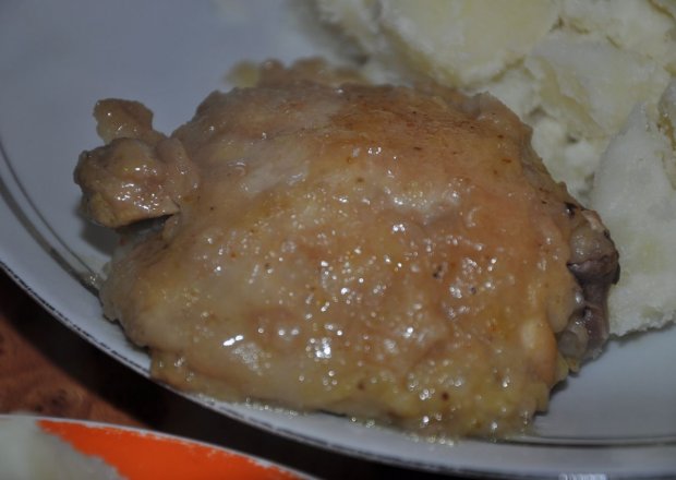 Fotografia przedstawiająca udka z kurczaka z soku sliwowym