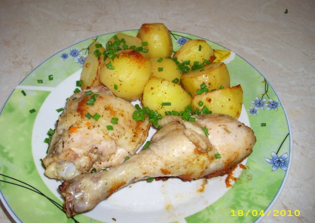 Fotografia przedstawiająca udka z kurczaka z ziemniakami