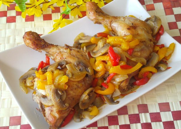 Fotografia przedstawiająca Udka z kurczaka zapiekane z papryką i pieczarkami