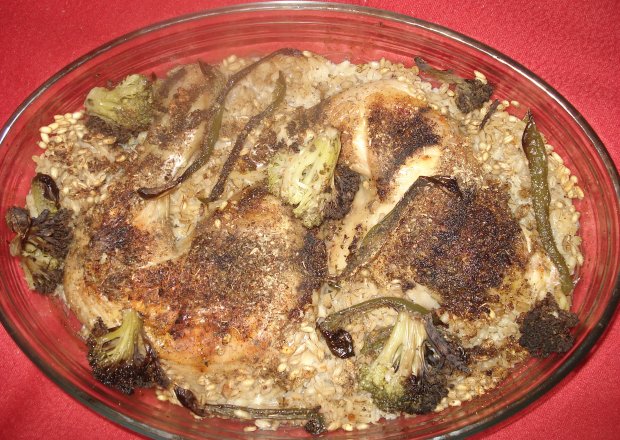 Fotografia przedstawiająca Udka zapiekane z kaszą , brokułem i papryką