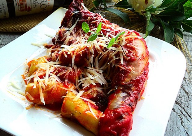 Fotografia przedstawiająca Udko duszone w pomidorach i papryce z owczym długo dojrzewającym serem