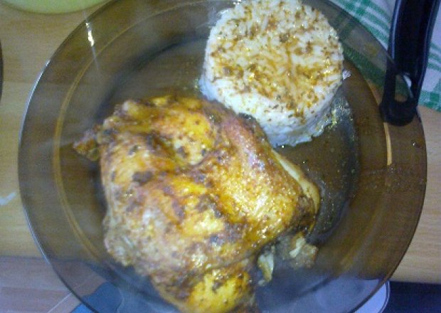 Fotografia przedstawiająca udko kurczaka z ryżem