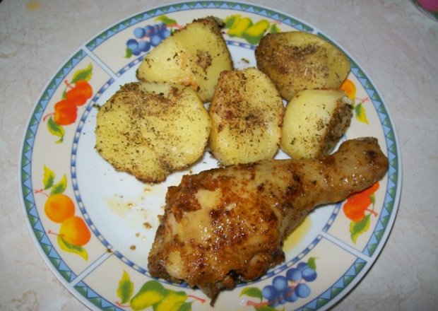 Fotografia przedstawiająca Udko z kurczaka z opiekanymi ziemniakami