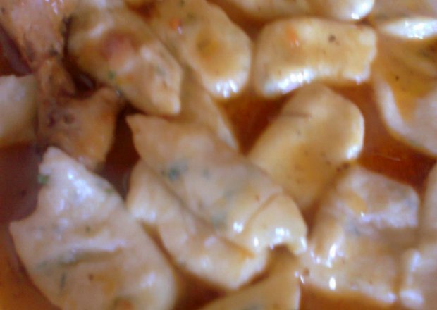Fotografia przedstawiająca Udko zkurczaka marynowane z przyprawą Smak Lata  w sosie z kopytkami z bazylią.