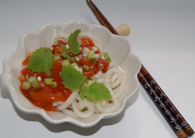 Fotografia przedstawiająca Udon z słodko-kwaśnym sosem