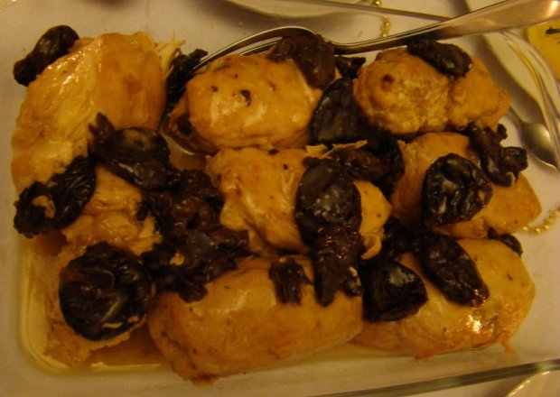 Fotografia przedstawiająca Udzce kurczęce pieczone ze śliwkami suszonymi