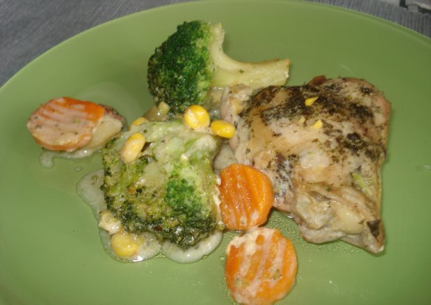 Fotografia przedstawiająca Udżce z kurczaka duszone z warzywami :)