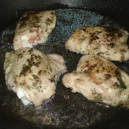 Krok 2 - Udżce z kurczaka duszone z warzywami :) foto