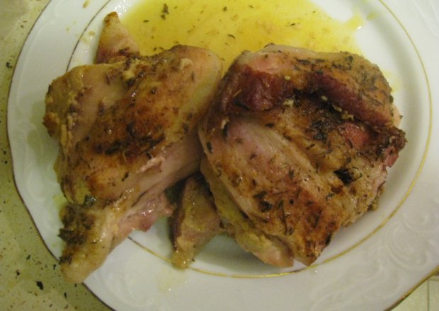 Fotografia przedstawiająca Udźce z kurczaka z boczkiem i musztardą