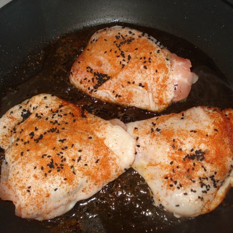 Krok 2 - Udziec z kurczaka duszony z pieczarkami :) foto