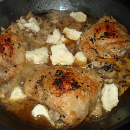Krok 5 - Udziec z kurczaka duszony z pieczarkami :) foto