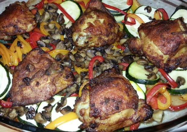 Fotografia przedstawiająca Udziec z kurczaka z papryką, cukinią i pieczarkami